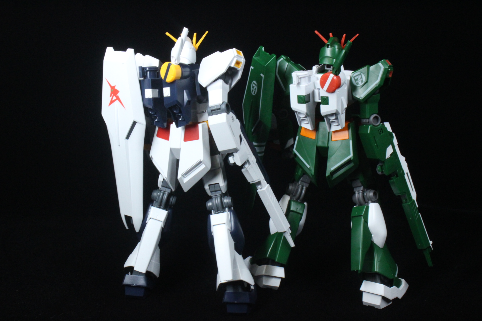 ENTRY GRADE 1/144 νガンダム（セブン-イレブン限定カラー）の素